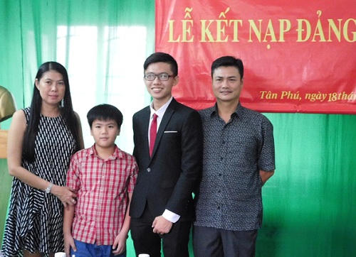 Gặp gỡ tân đảng viên là cựu học sinh trường Hồng Đức