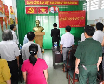 Gặp gỡ tân đảng viên là cựu học sinh trường Hồng Đức