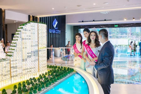 Tân Hoa hậu Đỗ Mỹ Linh ghé thăm căn hộ mẫu River City