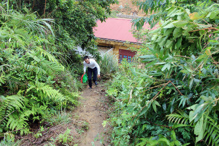Gian nan “cõng” chữ lên đỉnh núi Ngù Háu