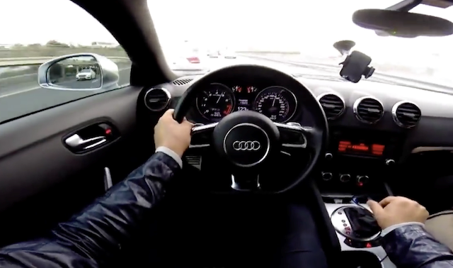 Những thói quen xấu nguy hiểm khi ngồi sau vô lăng