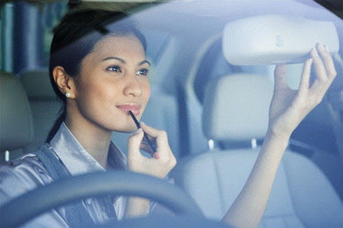 Những thói quen xấu nguy hiểm khi ngồi sau vô lăng