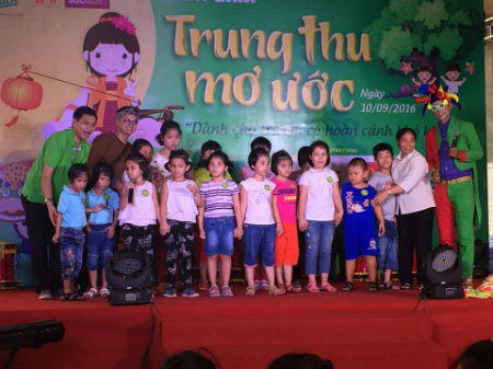 Trung thu sớm cho những trẻ em cơ nhỡ