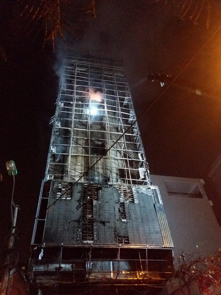 Lửa hoành hành 4 giờ thiêu rụi quán karaoke đường Nguyễn Khang 