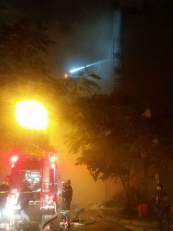 Lửa hoành hành 4 giờ thiêu rụi quán karaoke đường Nguyễn Khang 