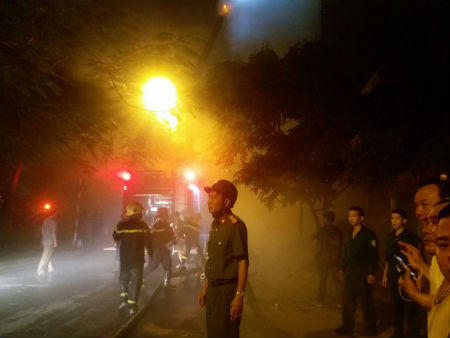 Lửa hoành hành 4 giờ thiêu rụi quán karaoke đường Nguyễn Khang 