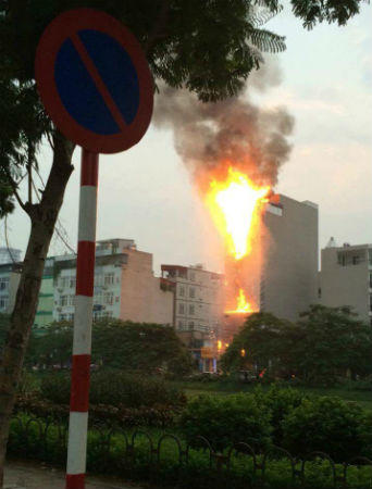 Lửa hoành hành 4 giờ thiêu rụi quán karaoke đường Nguyễn Khang 