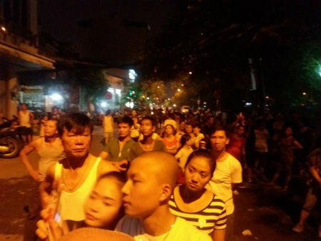 Lửa hoành hành 4 giờ thiêu rụi quán karaoke đường Nguyễn Khang 