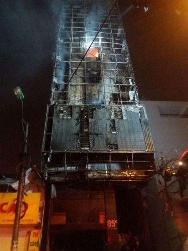 Lửa hoành hành 4 giờ thiêu rụi quán karaoke đường Nguyễn Khang 