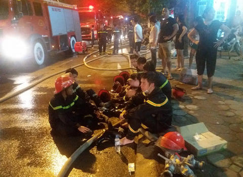 Lửa hoành hành 4 giờ thiêu rụi quán karaoke đường Nguyễn Khang 