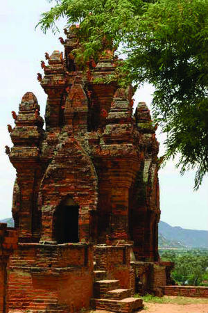 Bí ẩn tòa tháp cổ thờ Công chúa Chăm Pa