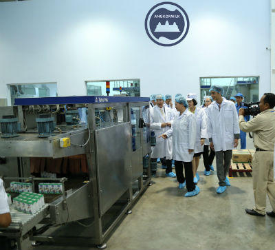 Đoàn đại biểu Quốc Hội Việt Nam thăm nhà máy sữa Angkor của Vinamilk