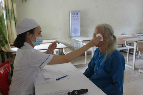 Bác sĩ về bản, “cái bệnh” phải thua