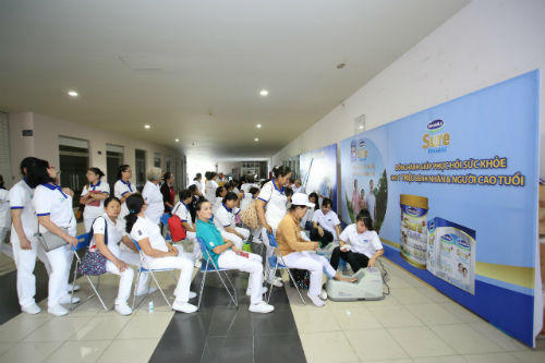 Vinamilk Sure Prevent đồng hành chăm sóc sức khỏe cho 4.000 người cao tuổi