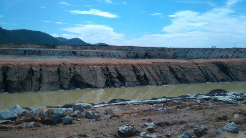 Quan chức lẫn dân thường căng mình “soi” nhà máy nhiệt điện 