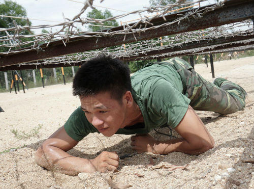 Hình ảnh lính báo vụ rèn kỹ năng trên thao trường