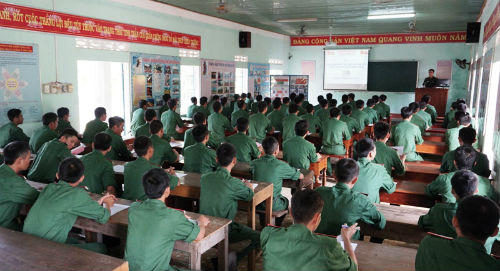 Hình ảnh lính báo vụ rèn kỹ năng trên thao trường