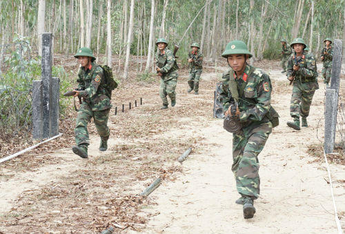 Hình ảnh lính báo vụ rèn kỹ năng trên thao trường