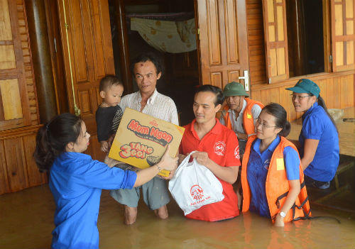 AIA kịp thời hỗ trợ đồng bào bị lũ lụt miền Trung