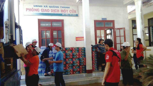 AIA kịp thời hỗ trợ đồng bào bị lũ lụt miền Trung