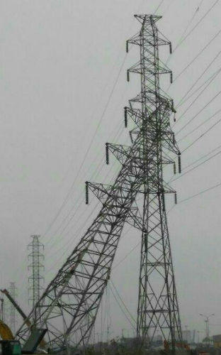 Đất yếu, xe cẩu nghiêng đè đổ cột điện ở Hải Phòng