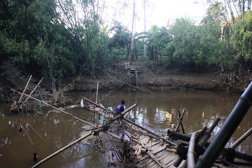 Cả làng khốn khổ vì cầu dân sinh bị mưa bão đánh sập