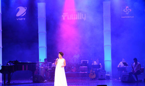Đức Tuấn phiêu trong tình ca Phạm Duy trên sân khấu của VinaPhone Family Live Concert.