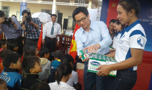 Phó Thủ Tướng Vũ Đức Đam trực tiếp tặng quà giáo viên, học sinh huyện Đắk Glong