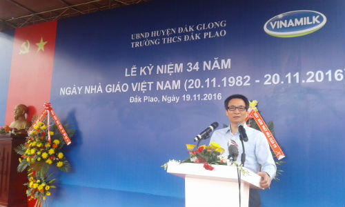 Phó Thủ Tướng Vũ Đức Đam trực tiếp tặng quà giáo viên, học sinh huyện Đắk Glong