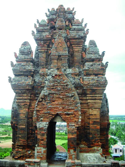 Về vùng 'đất võ trời văn', thăm tháp cổ