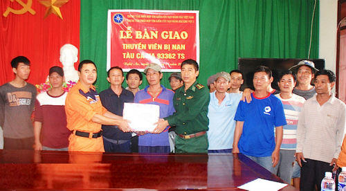 Nghẹt thở cuộc cứu nạn 18 thuyền viên gặp tai nạn trôi dạt trên biển 