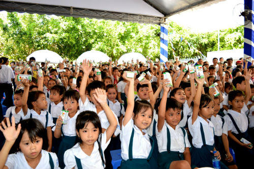 Quỹ sữa Vươn cao Việt Nam và Vinamilk tiếp tục trao tặng gần 130.000 ly sữa cho trẻ em tại Vĩnh Long