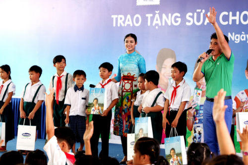 Quỹ sữa Vươn cao Việt Nam và Vinamilk tiếp tục trao tặng gần 130.000 ly sữa cho trẻ em tại Vĩnh Long