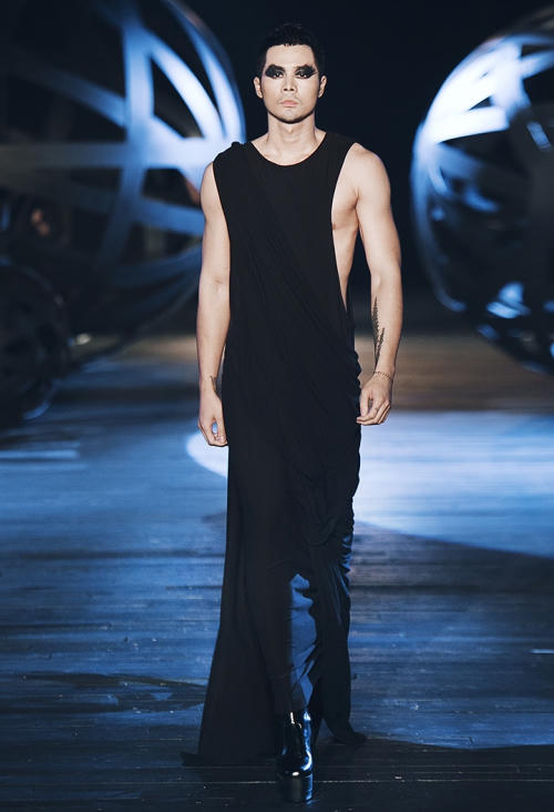 Dàn mẫu nam gây sốc với váy cắt xẻ, giày cao gót 12 cm