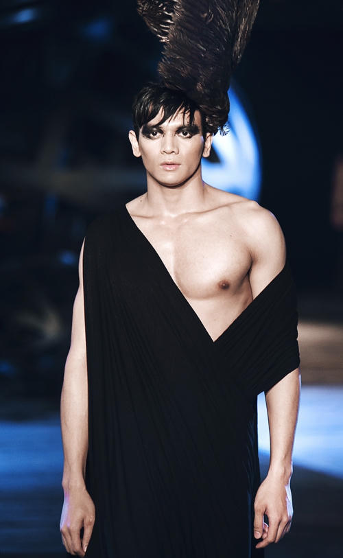 Dàn mẫu nam gây sốc với váy cắt xẻ, giày cao gót 12 cm