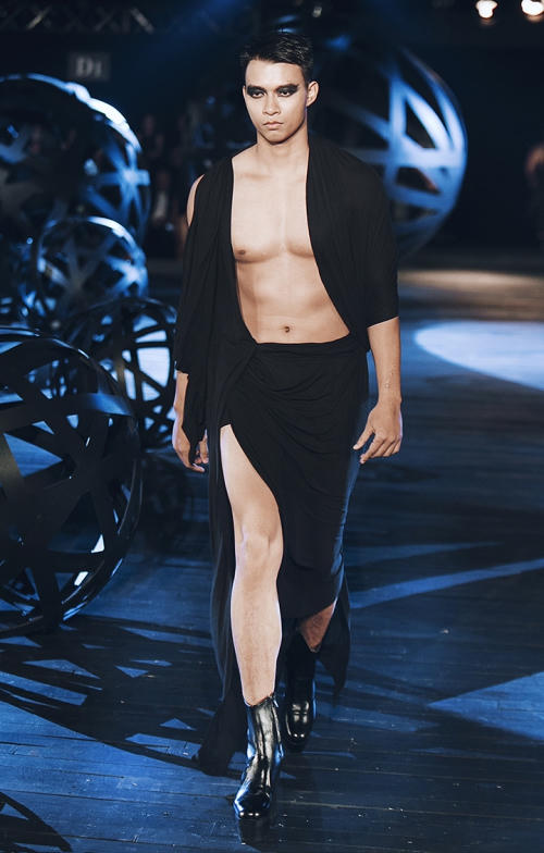 Dàn mẫu nam gây sốc với váy cắt xẻ, giày cao gót 12 cm