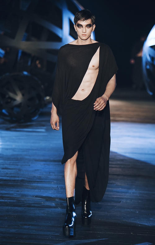 Dàn mẫu nam gây sốc với váy cắt xẻ, giày cao gót 12 cm