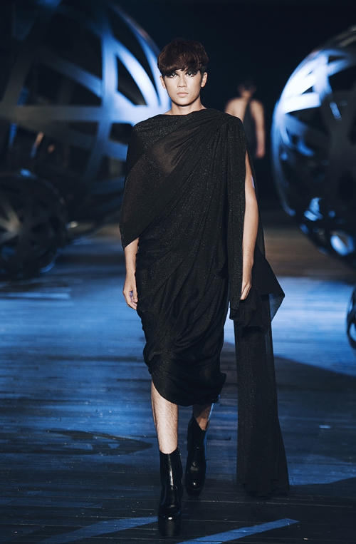 Dàn mẫu nam gây sốc với váy cắt xẻ, giày cao gót 12 cm