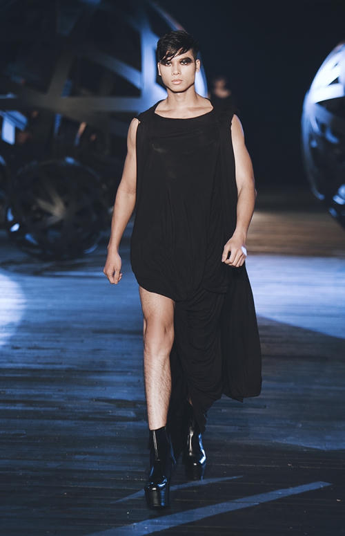 Dàn mẫu nam gây sốc với váy cắt xẻ, giày cao gót 12 cm