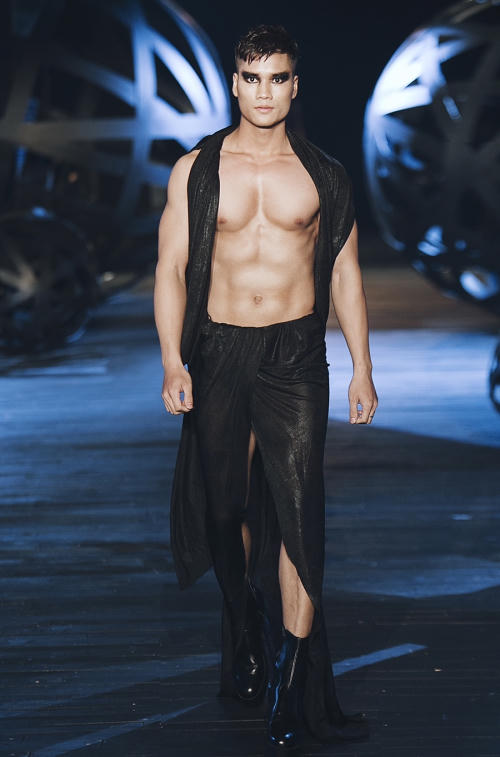 Dàn mẫu nam gây sốc với váy cắt xẻ, giày cao gót 12 cm