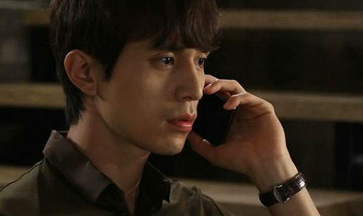 Đội mưa trước khách sạn, bắt quả tang vợ ngoại tình với bạn thân