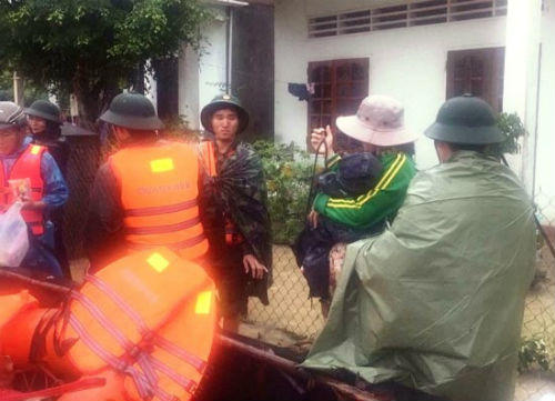 Lực lượng vũ trang Quân khu 5: Khẩn trương ứng cứu người dân vùng lũ