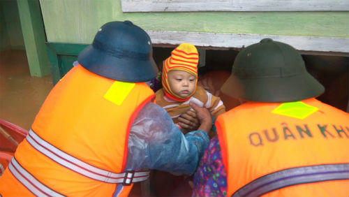 Lực lượng vũ trang Quân khu 5: Khẩn trương ứng cứu người dân vùng lũ