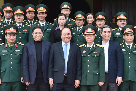 Thủ tướng thăm Lữ đoàn bảo vệ tuyến đảo Đông Bắc Tổ quốc