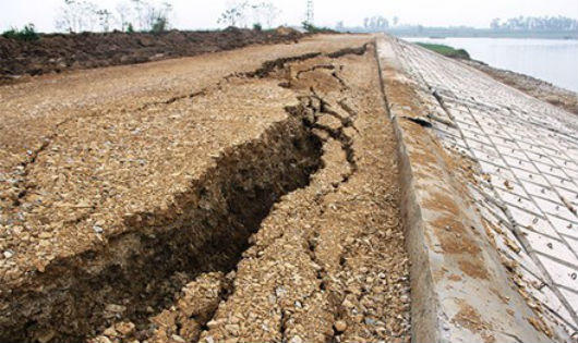 Dấu hiệu thi công kém chất lượng ở tuyến đê tả sông Mã