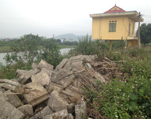 Dấu hiệu thi công kém chất lượng ở tuyến đê tả sông Mã