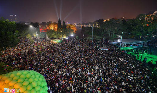 Người dân nô nức ra đường chuẩn bị đón mừng năm mới 2017