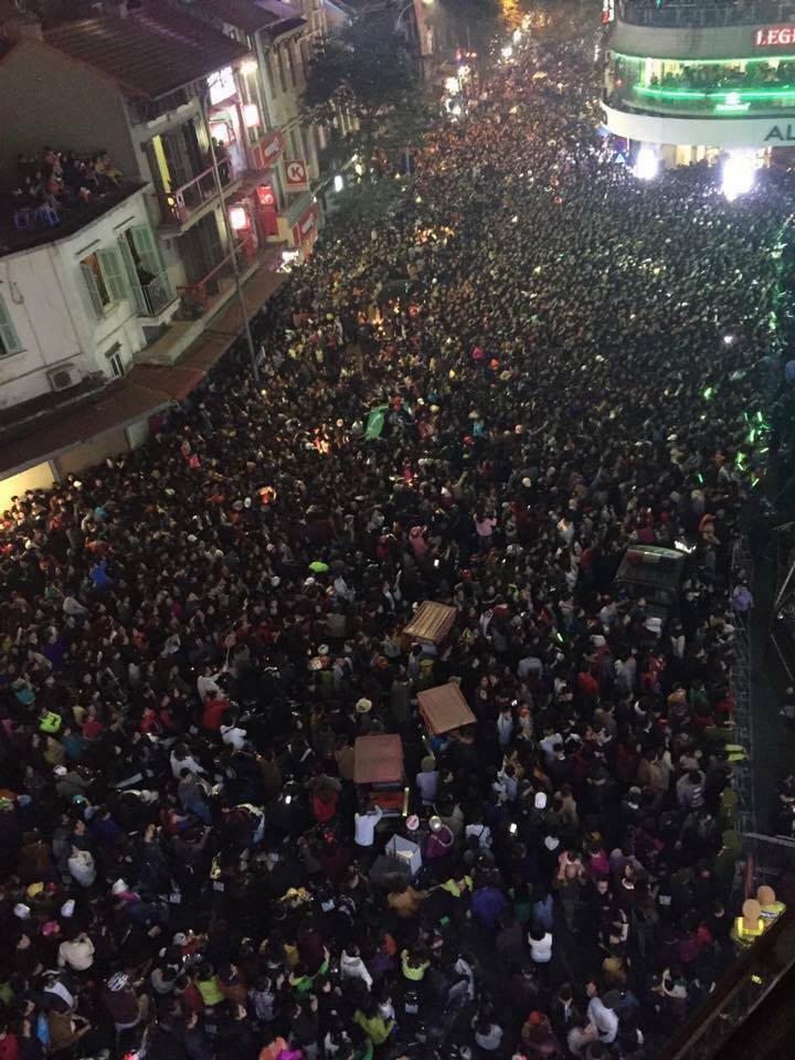 Người dân nô nức ra đường chuẩn bị đón mừng năm mới 2017