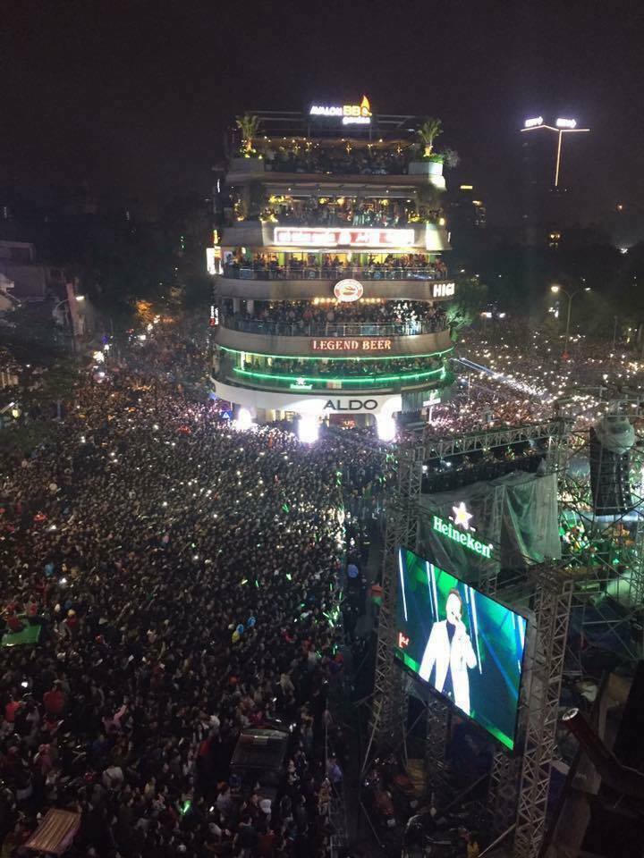 Người dân nô nức ra đường chuẩn bị đón mừng năm mới 2017