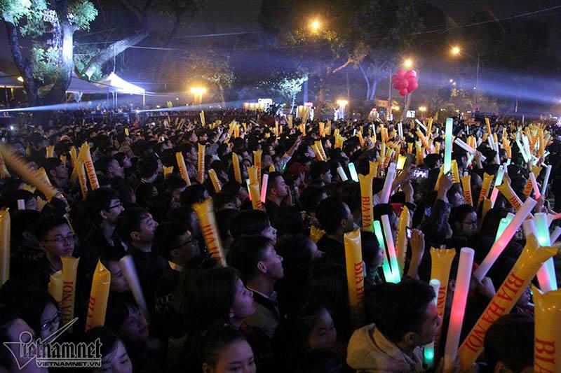 Người dân nô nức ra đường chuẩn bị đón mừng năm mới 2017